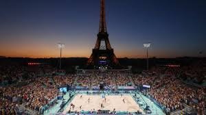 韩国女星穿曼联曼城球衣聚餐。左边是韩国国门金承奎...